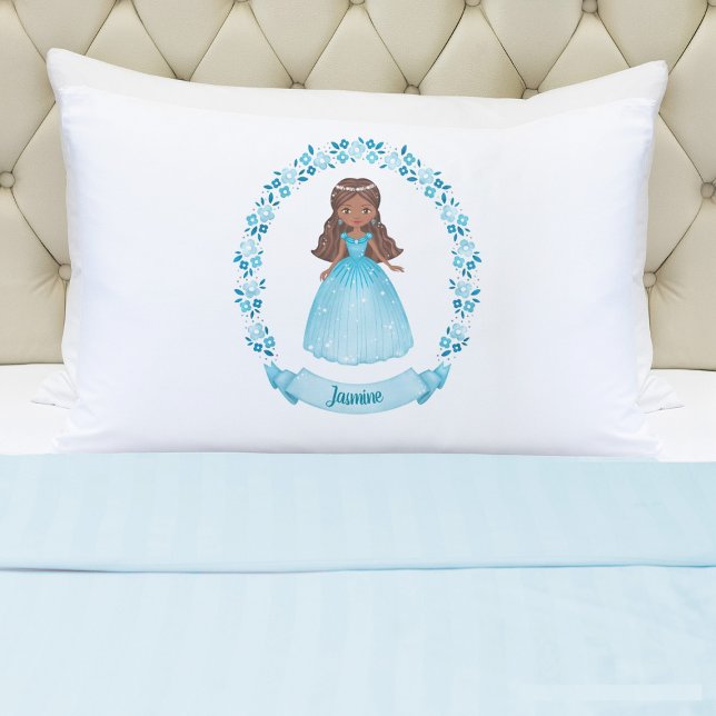 Personalisierte Märchenprinzessin Kissenbezug (A cute girls blue princess pillowcase. Personalize it with your girls name. So cute for her bed.)