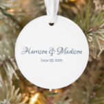 Personalisierte Marine Custom Couple Name Weihnach Ornament<br><div class="desc">Personalisierter Name und Datum Hochzeit oder Weihnachtsschmuck. Elegantes,  klassisches,  minimalistisches Design. Blau und weiß</div>