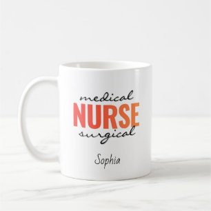 Personalisierte Med-Chirurgie-Krankenschwester mit Kaffeetasse