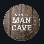 Personalisierte Menschenhöhle Rustikales Waldland Dartscheibe<br><div class="desc">Mit diesem Personalisierten Man Cave Rustic Wood Country Dart Board können Sie Ihr Spielzimmer ganz oben in der Hand halten. Es ist mit seinem Namen entworfen, gefolgt von einer "Menschenhöhle" in großen fett weißen Schriften. Der Hintergrund ist aus braunem Imitat mit Holzdekor. KLICKEN SIE AUF DIE OPTION PERSONALISIEREN DER VORLAGE,...</div>