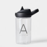 Personalisierte, moderne, einfache, schwarz-graue  trinkflasche<br><div class="desc">Personalisierte Kid's Camelback Waterflasche mit ihrem Namen und Initial Letter Custom Monogram in einem trendigen, modernen und minimalen dünnen klassischen Sans Serif Schriftart für einen einfachen und schlichten Look. Auf einer durchsichtigen Plastikflasche grau dargestellt, können die Textfarben und Schriftart gewechselt werden und mehrere Flaschenfarben sind in kleinen und großen Größen...</div>