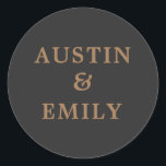 Personalisierte moderne Schwarz-Gold-Hochzeit Runder Aufkleber<br><div class="desc">Karo diese niedlichen modernen Aufkleber für deine Hochzeit aus. Sie verfügen über einen hübschen Farbhintergrund, ein niedliches Skript und anpassbare Namen für Braut und Bräutigam, um ihren eigenen Namen hinzuzufügen. Passen Sie den Text so an, wie Sie möchten, um Ihre Hochzeitsvibe zu erfüllen. Perfekt für alle Hochzeitsbedürfnisse Produkte wie danke...</div>