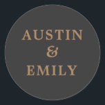 Personalisierte moderne Schwarz-Gold-Hochzeit Runder Aufkleber<br><div class="desc">Karo diese niedlichen modernen Aufkleber für deine Hochzeit aus. Sie verfügen über einen hübschen Farbhintergrund, ein niedliches Skript und anpassbare Namen für Braut und Bräutigam, um ihren eigenen Namen hinzuzufügen. Passen Sie den Text so an, wie Sie möchten, um Ihre Hochzeitsvibe zu erfüllen. Perfekt für alle Hochzeitsbedürfnisse Produkte wie danke...</div>