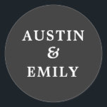 Personalisierte moderne Schwarz-Weiß-Hochzeit Runder Aufkleber<br><div class="desc">Karo diese niedlichen modernen Aufkleber für deine Hochzeit aus. Sie verfügen über einen hübschen Farbhintergrund, ein niedliches Skript und anpassbare Namen für Braut und Bräutigam, um ihren eigenen Namen hinzuzufügen. Passen Sie den Text so an, wie Sie möchten, um Ihre Hochzeitsvibe zu erfüllen. Perfekt für alle Hochzeitsbedürfnisse Produkte wie danke...</div>