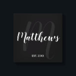 Personalisierte moderne Script-Monogramm und Famil Leinwanddruck<br><div class="desc">Personalisiertes Monogramm und Familiennamensgeschenk mit Familiennamen in weißem,  modernem Script Schriftart Stil und Monogramm in grauem,  modernem Script Schriftart Stil als Hintergrund mit festem Jahr in weißen Sans Serif Schriftart Stil auf schwarzem Hintergrund. Perfekt als Geschenk für Neuvermählte,  Familiengeschenk,  Familienspass und Wiedersehen für alle besondere Anlässe.</div>