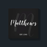 Personalisierte moderne Script-Monogramm und Famil Leinwanddruck<br><div class="desc">Personalisiertes Monogramm und Familiennamensgeschenk mit Familiennamen in weißem, modernem Script Schriftart Stil und Monogramm in grauem, modernem Script Schriftart Stil als Hintergrund mit festem Jahr in weißen Sans Serif Schriftart Stil auf schwarzem Hintergrund. Perfekt als Geschenk für Neuvermählte, Familiengeschenk, Familienspass und Wiedersehen für alle besondere Anlässe.</div>