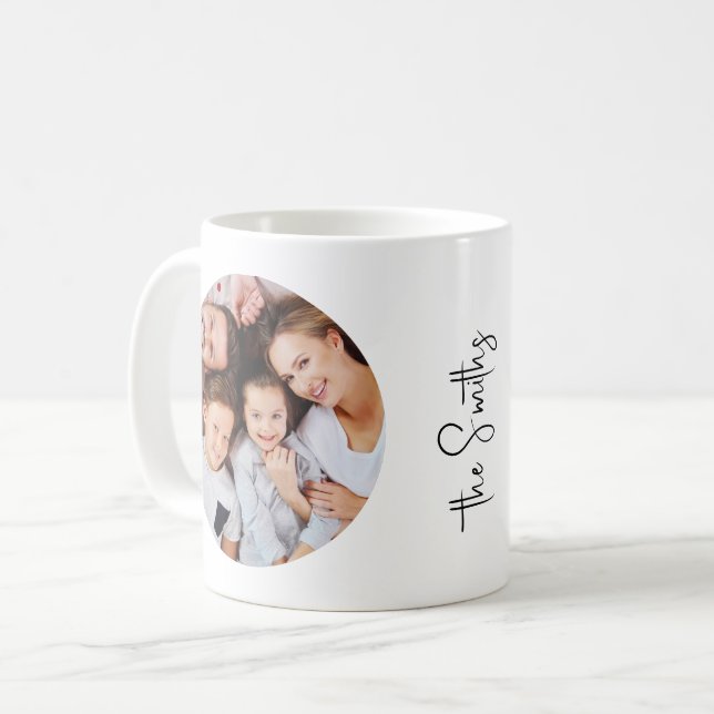 Personalisierte moderne Skriptfamilie Name zwei Fo Kaffeetasse (Vorderseite Links)