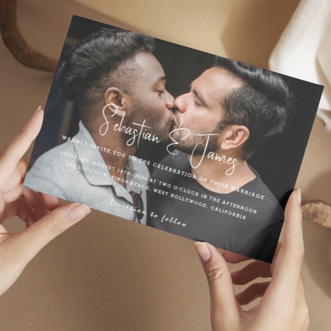 Personalisierte moderne und stilvolle Foto Gay Wed Einladung (Personalized Modern and Stylish Photo Gay Wedding Invitations from Ricaso. Simplistic typography)