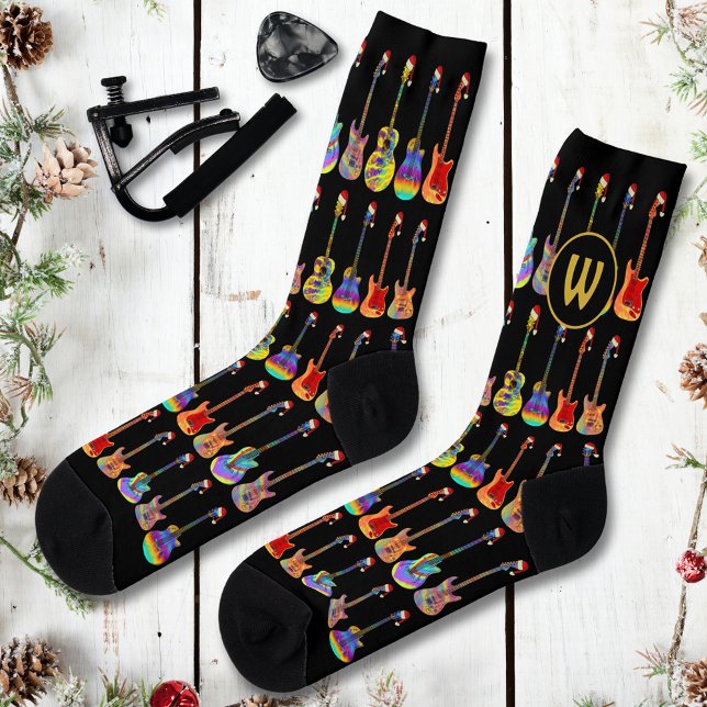 Personalisierte Monogram Gitarre Weihnachten Socken (Personalized monogram Christmas Guitars wearing Santa hats illustration on black holidays socks)