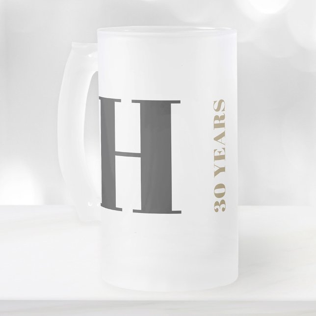 Personalisierte Monogram Men's Birthday Beer Tasse (Stylishly Personalize with Your Custom Monogram Initial & Age.)