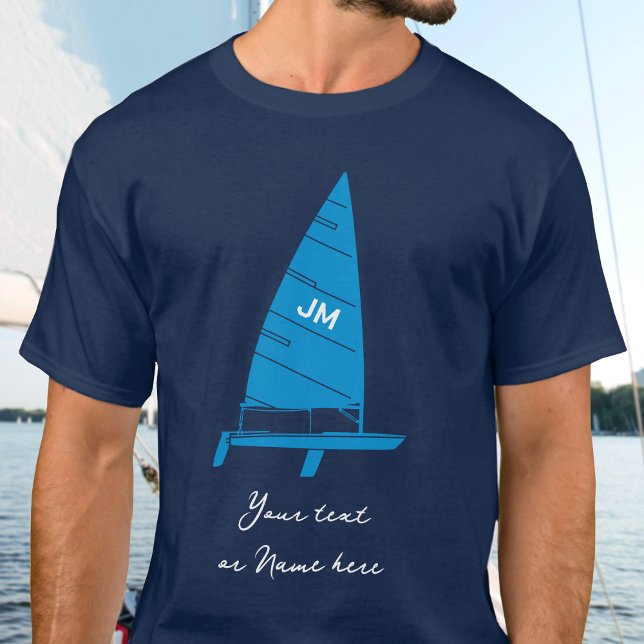 Personalisierte Monogram Text Sailboat Racing Navy T-Shirt (Von Creator hochgeladen)