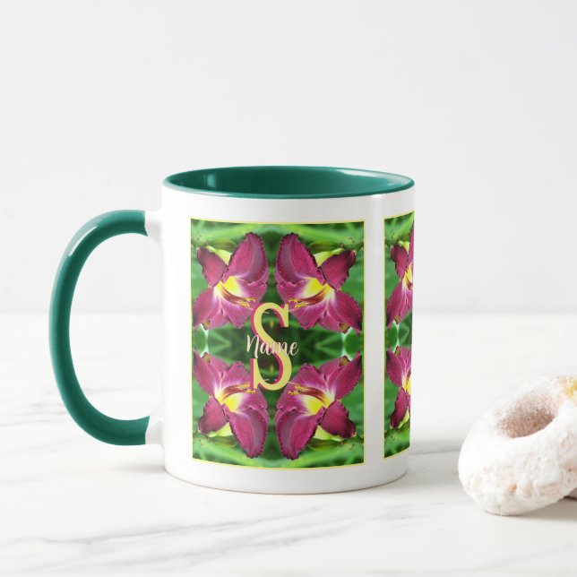 Personalisierte Monogramm-Initiale Name Taglilien- Tasse (Mit Donut)