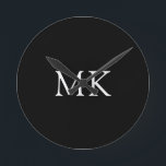 Personalisierte Monogramm-Initialen Modernes Schwa Runde Wanduhr<br><div class="desc">Personalisierte Monogram Initials Moderne Schwarze Uhr. Zwei Buchstaben erste Monogramm in klassisch weiß auf schwarz in einem zeitlosen Design, dass er genießen wird - wäre ein hervorragendes Geschenk für Vatertag, Geburtstag, Urlaub, Abschluss, Werbeaktion, oder jeden besondere Anlass. Hervorragend für Zuhause- oder Bürodekoration. Personalisieren Sie mit Ihrem eigenen Text. Besuchen Sie...</div>