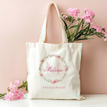 Personalisierte Monogramm Pink-Blume Tragetasche<br><div class="desc">Die Personalisierte Monogram Pink Blume Tote Tasche ist ein wunderbar elegantes Geschenk, ideal für Brautjungfrauen oder Bachelorettenfeiern. Diese Tasche mit einem zarten Aquarelldesign mit rosa Blume und Grünpflanzen kann mit einem Buchstaben und Namen für eine persönliche Touch angepasst werden. Die reizvolle Monogramm und die floralen Akzente machen es zu einem...</div>