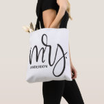 Personalisierte "Mrs." - elegante schwarze Schrift<br><div class="desc">Die "Elegant Mrs. Script - Personalisiert Tote Bag", eine wunderschön gestaltete Karriere, die ein neues Lebenskapitel feiert. Diese Tasche ist eine perfekte Mischung aus Eleganz und Funktionalität, sie ist ein ideales Geschenk für die Jungvermählten oder jede Frau, die mit Stolz und Freude in eine neue Rolle eintritt. Das herausragende Merkmal...</div>