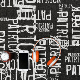 Personalisierte Muster-Typografie-Namen auf Schwar Strandtuch