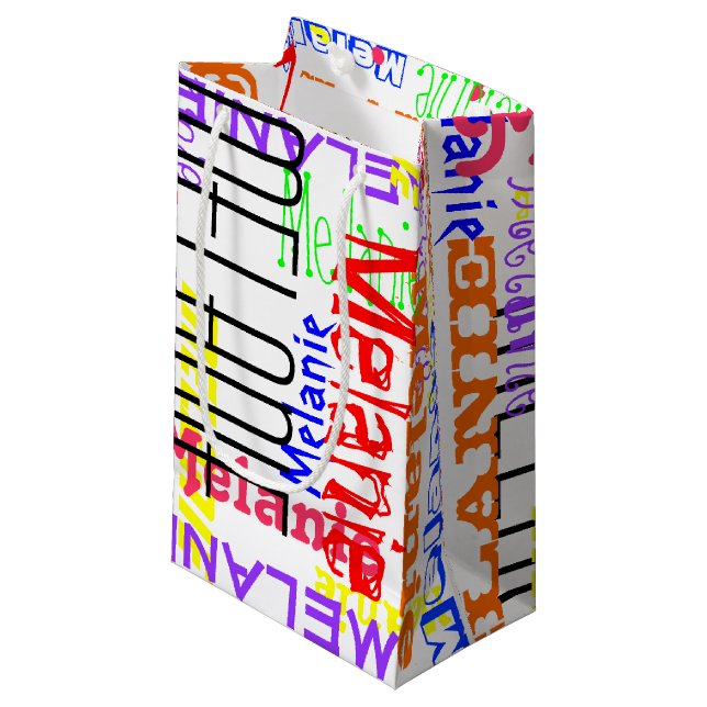 Personalisierte Name-Collage bunt Kleine Geschenktüte (Vorderseite Schrägansicht)
