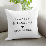 Personalisierte Namen und Datum Hochzeitstag Kissen<br><div class="desc">Erstellen Sie Ihr eigenes,  individuelles Hochzeitsgeschenk mit personalisierten Namen und Datum in Schreibmaschinentypografie.</div>