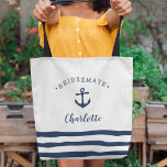 Personalisierte nautische Bridesmattin<br><div class="desc">Die niedliche nautische Tasche für Ihre Brautmädchen in klassisch marineblau und weiß zeigt eine Ankerillustrierung des Schiffes mit oben gekrümmter Bridesmate. Personalisieren Sie mit dem Namen jeder Brautjungfrau in der Schriftzeichen der Marine. Ein Trio marineblauer Streifen am Boden rundet das Aussehen ab. Geschenke jedem Mitglied Deines Brautparty einen für einen...</div>