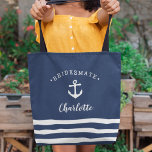 Personalisierte nautische Bridesmattin<br><div class="desc">Die niedliche nautische Tasche für Ihre Brautmädchen in klassisch marineblau zeigt eine weiße Ankerillustrierung mit "Bridesmate", die oben gebogen ist. Personalisieren Sie den Namen jeder Brautjungfrau in der Schrift mit weißen Pinseln. Ein Trio mit weißen Streifen am Boden rundet das Aussehen ab. Geschenke jedem Mitglied Deines Brautparty einen für einen...</div>