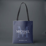 Personalisierte Nautische Navy-Trauzeuge<br><div class="desc">Fügen Sie eine persönliche Touch zu Ihrer Hochzeit mit personalisierten Trauzeugen zu Tasche. Diese Tasche enthält den Namen des personalisierten Trauzeugen mit Titel und Hochzeitdatum in Weiß und Monogramm in hellmarinblau als Hintergrund,  im klassischen Serif Schriftart Stil,  auf marineblau Hintergrund. Auch perfekt für Trauzeuge,  Brautvater,  Ringträger und mehr.</div>