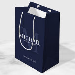 Personalisierte Nautische Navy-Trauzeuge Mittlere Geschenktüte<br><div class="desc">Fügen Sie Ihrer Hochzeit eine persönliche Touch mit personalisierten Trauzeugen Geschenktasche hinzu. Diese Geschenktasche enthält den Namen des personalisierten Trauzeugen mit Titel und Hochzeitstermin in Weiß und Monogramm in hellblau als Hintergrund,  im klassischen Serif Schriftart Stil,  auf marineblau Hintergrund. Auch perfekt für Trauzeuge,  Brautvater,  Ringträger und mehr.</div>