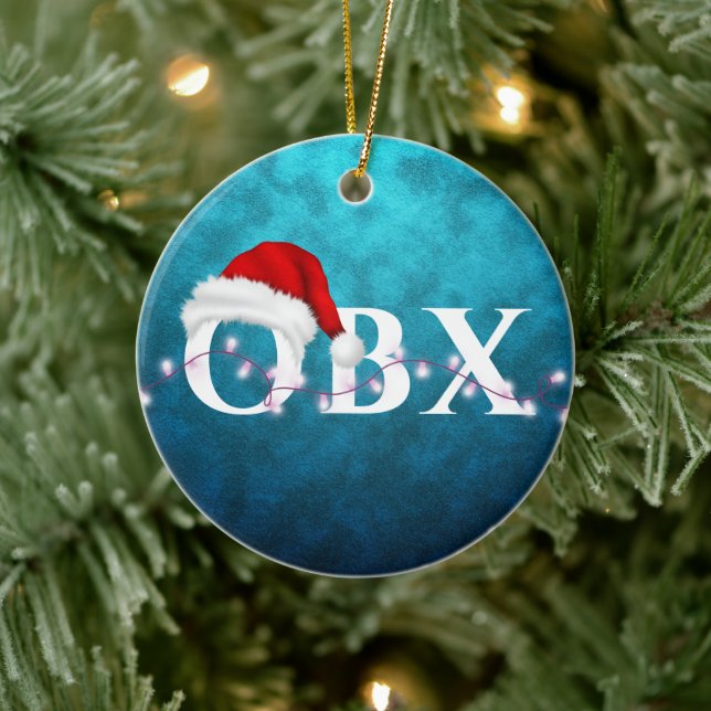 Personalisierte OBX-Weihnachtsmannmütze und Lichte Keramik Ornament (Baum)