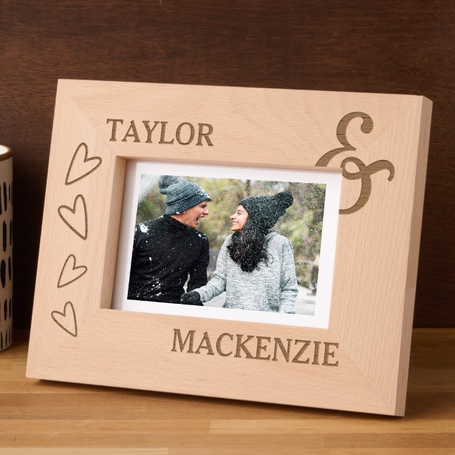 Personalisierte Paare heißen Herz und Ampere Geätzte Rahmen (Personalized Couples Names Hearts and Ampersand Etched Frames by Ricaso. Ideal gift for weddings etc)