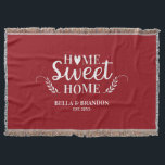 Personalisierte Paare Hochzeitstiefel Decke<br><div class="desc">Eine gemütliche Decke mit den Worten Zuhause Sweet Zuhause und Ihrem Namen und Ihrem Hochzeitstag. Persönliche Gestaltung dieser rot-weiß werfen Decke für eine schöne Hochzeit Geschenk. Andere Farben sind verfügbar. Entworfen für Sie durch BlackBerry Boulevard.</div>