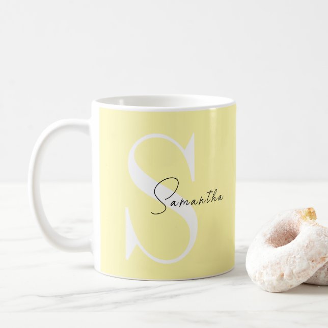 Personalisierte Pastellgelbe Monogramm Klassische  Kaffeetasse (Mit Donut)