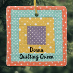 Personalisierte Patchwork-Quilting-Nähen Keramikornament<br><div class="desc">Dieses bezaubernde Dekor ist mit einem Fliesendesign dekoriert. Das Bild und der Text sind anpassbar,  sodass Sie das Patchwork auf einen Ihrer eigenen und den Namen ändern können oder es zu einem Monogramm machen können,  wenn Sie möchten. Perfekt für Ihre Quilting Pals!</div>