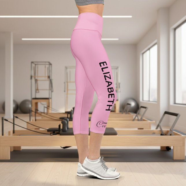 Personalisierte Pilates Crew Reformer oder Mat Pin Capri Leggings (Pink personalized leggings right leg. Gym background.)