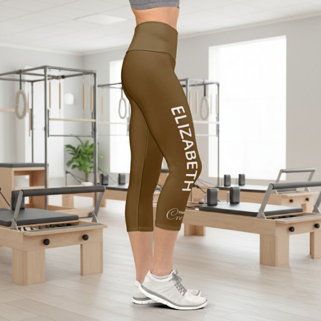 Personalisierte Pilates-Crew-Reformer- oder Matte  Capri Leggings (Pilates personalized brown capri leggings in a Pilates studio background)