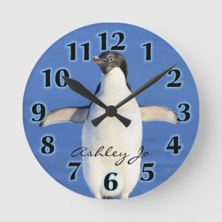 Personalisierte Pinguinmauer Runde Wanduhr
