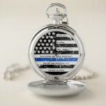 Personalisierte Polizeieinweisung für dünne blaue  Taschenuhr<br><div class="desc">Feiern Sie und zeigen Sie Ihre Wertschätzung für einen hervorragenden Polizeibeamten mit dieser Thin Blue Line Danke Police Retirement Pocket Watch - American Flag Design in Polizei Flag Farben, Not Design . Perfekt für Service-Auszeichnungen, Polizeigeschenke und Geschenke für die Polizeipräsenz . Personalisieren Sie diese Polizeiuhr mit Name und Abzeichen #...</div>