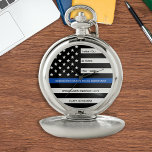 Personalisierte Polizeieinziehung in dünner Blauer Taschenuhr<br><div class="desc">Feiern Sie einen hervorragenden Polizeibeamten mit dieser Thin Blue Line Retirement oder die Jubiläumspolizei Pocket Watch - American Flag Design in Police Flag Farben in einem modernen schwarzen und blauen Design und freuen Sie sich darauf. Perfekt für Service-Auszeichnungen und Geschenke für die Polizeirezeption . Personalisieren Sie diese Polizeiuhr mit Name...</div>