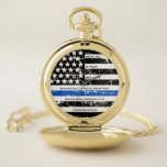 Personalisierte Polizeiretirement Thin Blue Line F Taschenuhr<br><div class="desc">Feiern Sie einen hervorragenden Polizeibeamten mit dieser Thin Blue Line Retirement oder Anniversary Police Pocket Watch - American Flag Design in Police Flag Farben, Not leidendes Design . Perfekt für Service-Auszeichnungen und Geschenke für die Polizeirezeption . Personalisieren Sie diese Polizeiuhr mit Name und Abzeichen # , Jahre des Dienstes und...</div>