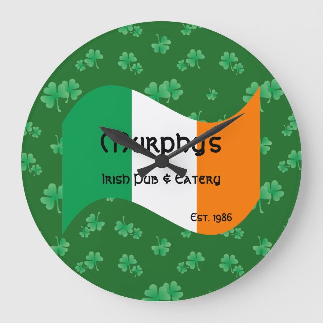 Personalisierte Pub & Eatery Irish Flag Kleeblatts Große Wanduhr (Vorderseite)