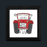 Personalisierte Red Tractor Country Wedding Erinnerungskiste<br><div class="desc">Ein Traktor Land Hochzeitsgeschenk,  das personalisiert werden kann. Wenn Sie die Größe oder den Schriftart ändern möchten,  klicken Sie bitte auf die Schaltfläche Bearbeiten,  um weitere Anpassungen vorzunehmen. Die Bundung im Traktor ist in einer subtilen Creme und weiß.</div>