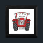 Personalisierte Red Tractor Farm Wedding Bridesmai Erinnerungskiste<br><div class="desc">Ein Traktor Land Hochzeitsgeschenk,  das personalisiert werden kann. Wenn Sie die Größe oder den Schriftart ändern möchten,  klicken Sie bitte auf die Schaltfläche Bearbeiten,  um weitere Anpassungen vorzunehmen. Die Bundung im Traktor ist in einer subtilen Creme und weiß.</div>