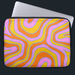 Personalisierte Retro 70er Abstrakte Wavy Lines Laptopschutzhülle<br><div class="desc">Personalisierter boho Retro 70er Jahre Stil abstrakte wellenförmige Linien Laptop-Ärmel in Rosa,  Orange und Gelb Gold.</div>