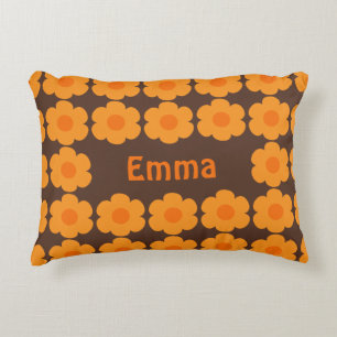 Personalisierte Retro-70er-Blume braun und orange Dekokissen