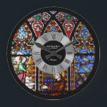 Personalisierte römische Zahlen aus verglasten Fen Große Wanduhr<br><div class="desc">Die Wanduhr verfügt über ein buntes Glasfenster, wie es in einer Kirche, Kathedrale, Kapelle oder einem anderen Christlichen, katholischen Kultort zu sehen ist. Als solche würde es Anzug für jemanden von religiösem Glauben, Mitglied des Klerus oder jemand, der Buntglaskunst und historische Gebäude genießen. Fügen Sie Text, um diese Wanduhr zu...</div>
