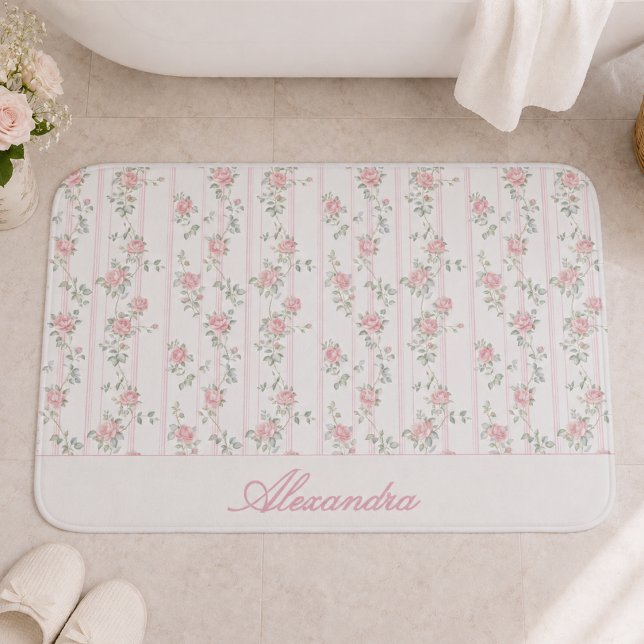 Personalisierte rosa Rosen Blumen Badematte (pretty pink coquette grandmillennial floral bath mat with custom monogram name in calligraphy script)