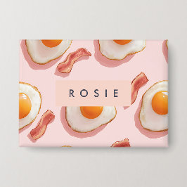 Personalisierte, rosafarbene Eier und Bacon-Muster Button