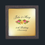 Personalisierte Rose & Gold 50 Jahre Hochzeit Kiste<br><div class="desc">Ein schönes goldenes 50. Hochzeitstag Schmuckstück Geschenkboxen. Der weiche, goldene Hintergrund hat ein wenig Glanz. In der Mitte befindet sich eine schöne Blumengestelle. Eine gelbe Rose hat zwei kleine Knospen auf beiden Seiten mit Grün und einem Band. Die Namen des Ehemanns und der Ehefrau sind über und der 50. Jahrestag...</div>