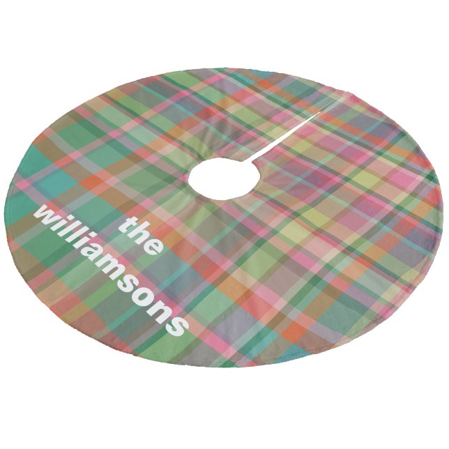 Personalisierte rustikale Karierte Familienname We Fleece Weihnachtsbaumdecke (Schrägansicht)