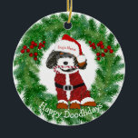 Personalisierte Santa Bernedoodle Keramik Ornament<br><div class="desc">Niedlicher Personalisierter Cartoon Bernedoodle Santa Puppy hält Zuckerrohr im Mund. Festliche Weihnachtskranzgrenze. Fügen Sie dem bezaubernden Urlaubsornament Ihren Namen hinzu!</div>