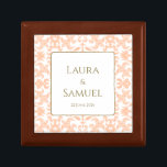 Personalisierte Schmuckbox im Vintagen Stil Erinnerungskiste<br><div class="desc">Ob Hochzeitsgeschenk für Neuvermählte, Jubiläumsgeschenk oder für andere besondere Anlass, diese elegante Schmuckbox im Vintagen Stil wird sicher noch für viele Jahre geschätzt. Mit einem wunderschönen, femininen Muster in weichem Pastellpfirsich und Weiß, exklusiv für unseren Laden, fügt es jedem Dresser oder Eitelkeit eine Touch der Eleganz hinzu. Dieses nachdenkliche Geschenk...</div>