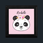 Personalisierte Schmuckbox mit Niedlichem Pink Pan Erinnerungskiste<br><div class="desc">Eine niedliche rosa personalisierte Schmuckbox aus Panda. Hübsch rosa Untergrund mit einem gürtelpandinischen Gesicht vorne. Personalisieren Sie es mit Ihrem Namen. Entworfen für Sie von BlackBerry Boulevard.</div>